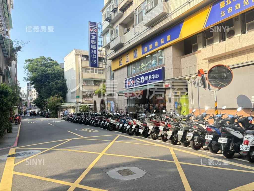 誠意出售捷運金華冠德三樓房屋室內格局與周邊環境
