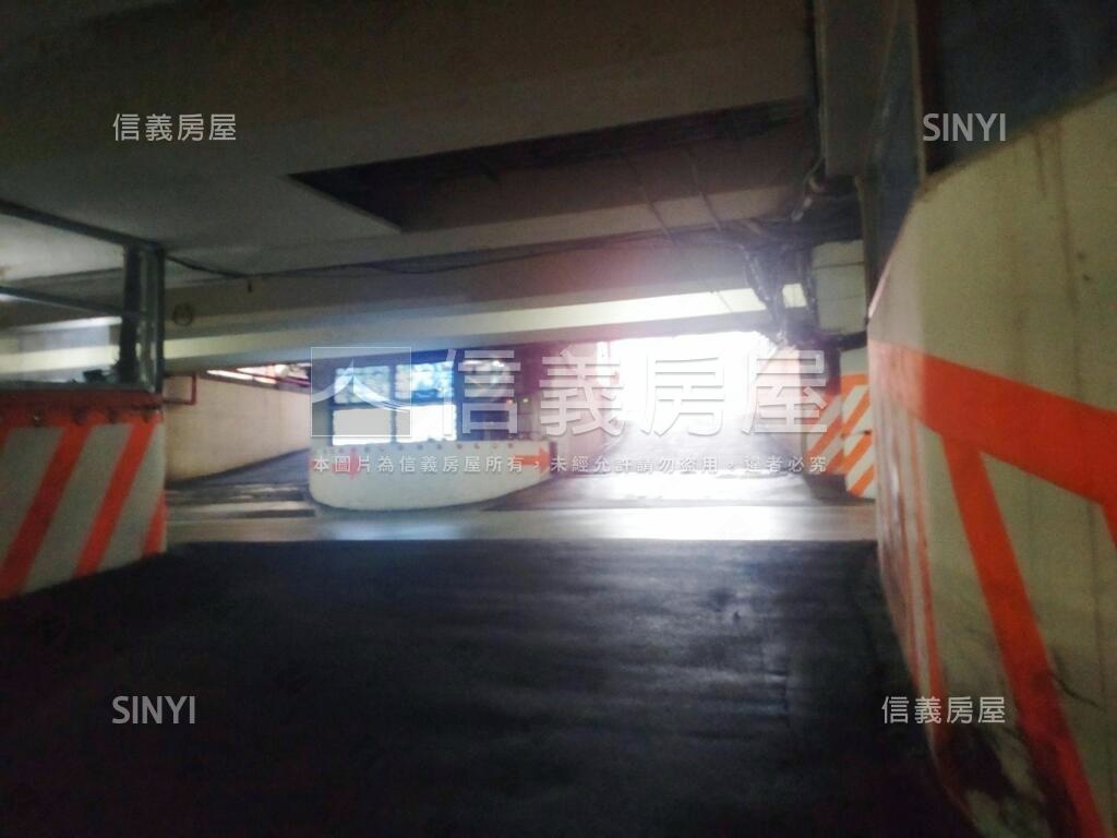 宏泰巨星獨立權狀坡道平面房屋室內格局與周邊環境