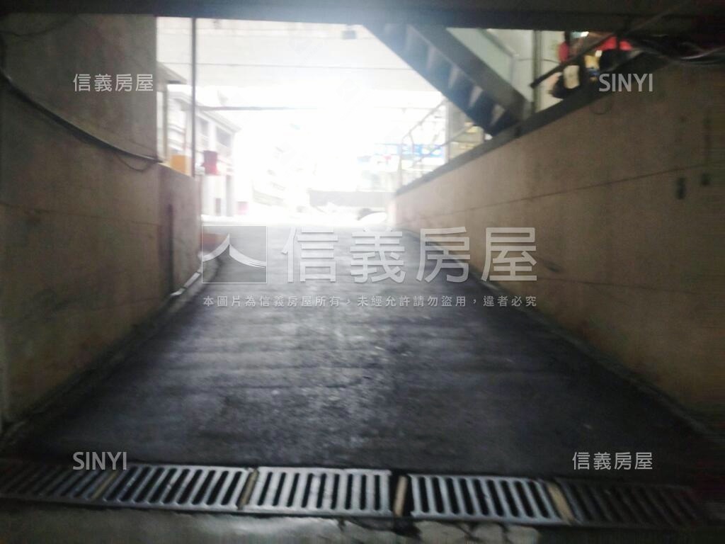 宏泰巨星獨立權狀坡道平面房屋室內格局與周邊環境