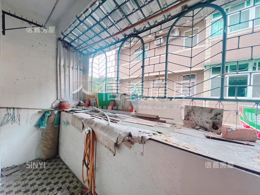 輕軌景文科大彩虹山莊透天房屋室內格局與周邊環境