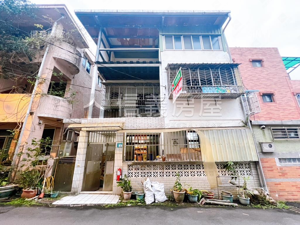 輕軌景文科大彩虹山莊透天房屋室內格局與周邊環境