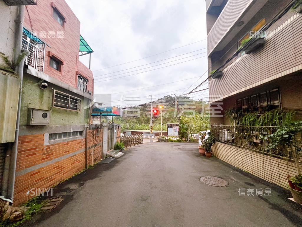 輕軌景文科大彩虹山莊透天房屋室內格局與周邊環境