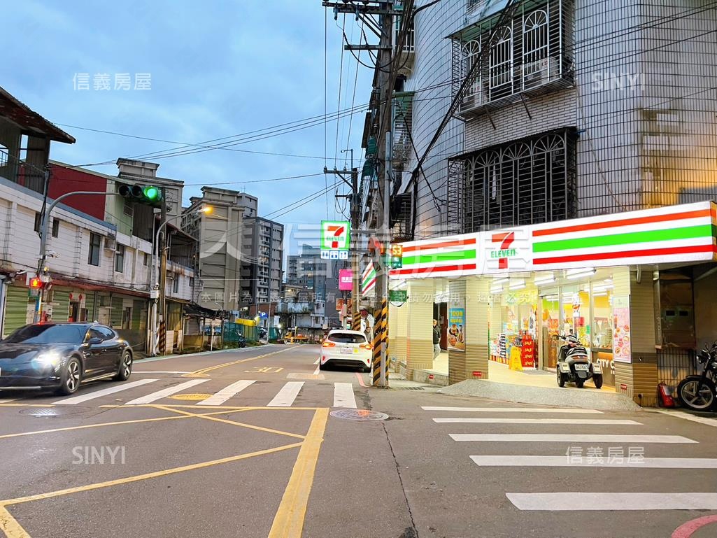 輕軌景文科大彩虹山莊透天房屋室內格局與周邊環境