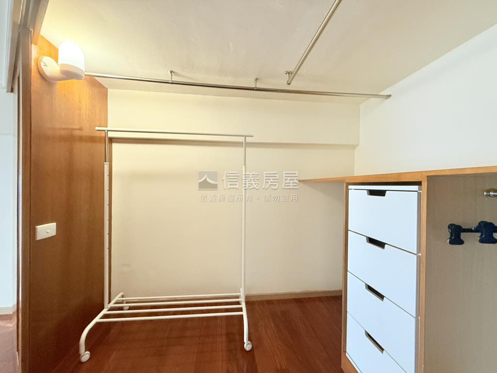 佛朗明哥三面採光衛浴開窗房屋室內格局與周邊環境
