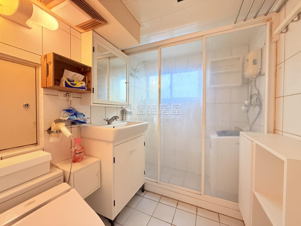 佛朗明哥三面採光衛浴開窗房屋室內格局與周邊環境