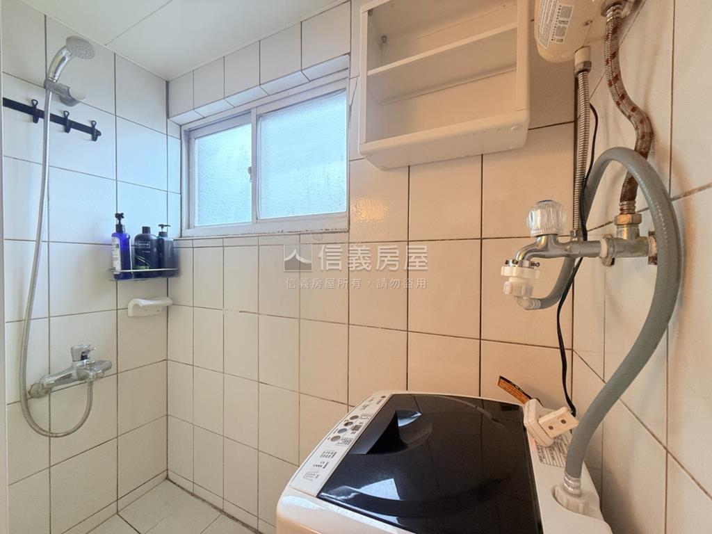 佛朗明哥三面採光衛浴開窗房屋室內格局與周邊環境