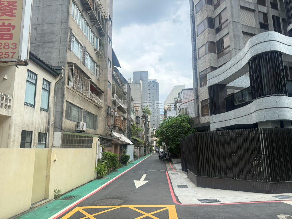 忠孝新生捷運庭院一樓房屋室內格局與周邊環境