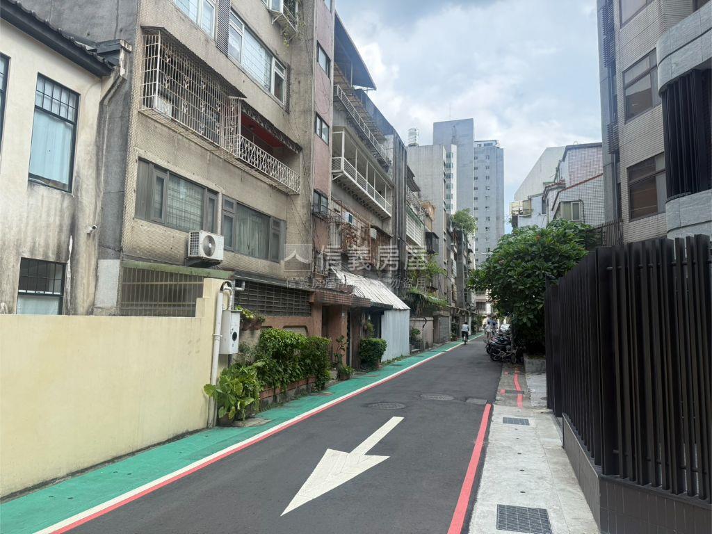 忠孝新生捷運庭院一樓房屋室內格局與周邊環境