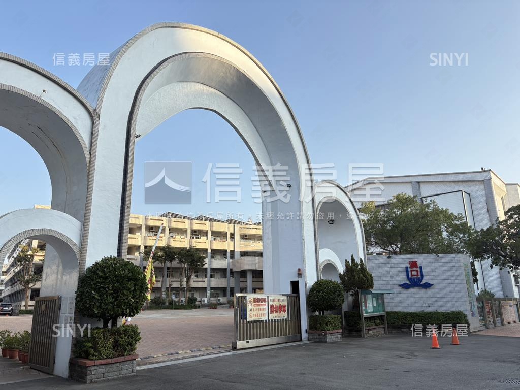 漢口國中雙車震後臨路透天房屋室內格局與周邊環境