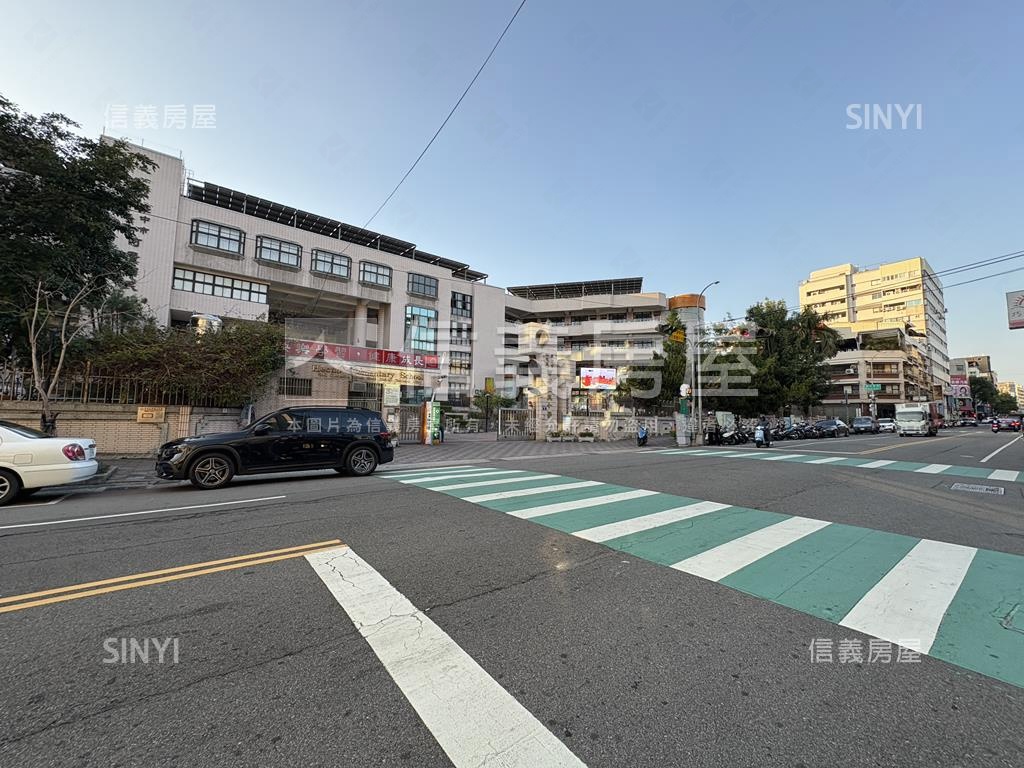 漢口國中雙車震後臨路透天房屋室內格局與周邊環境