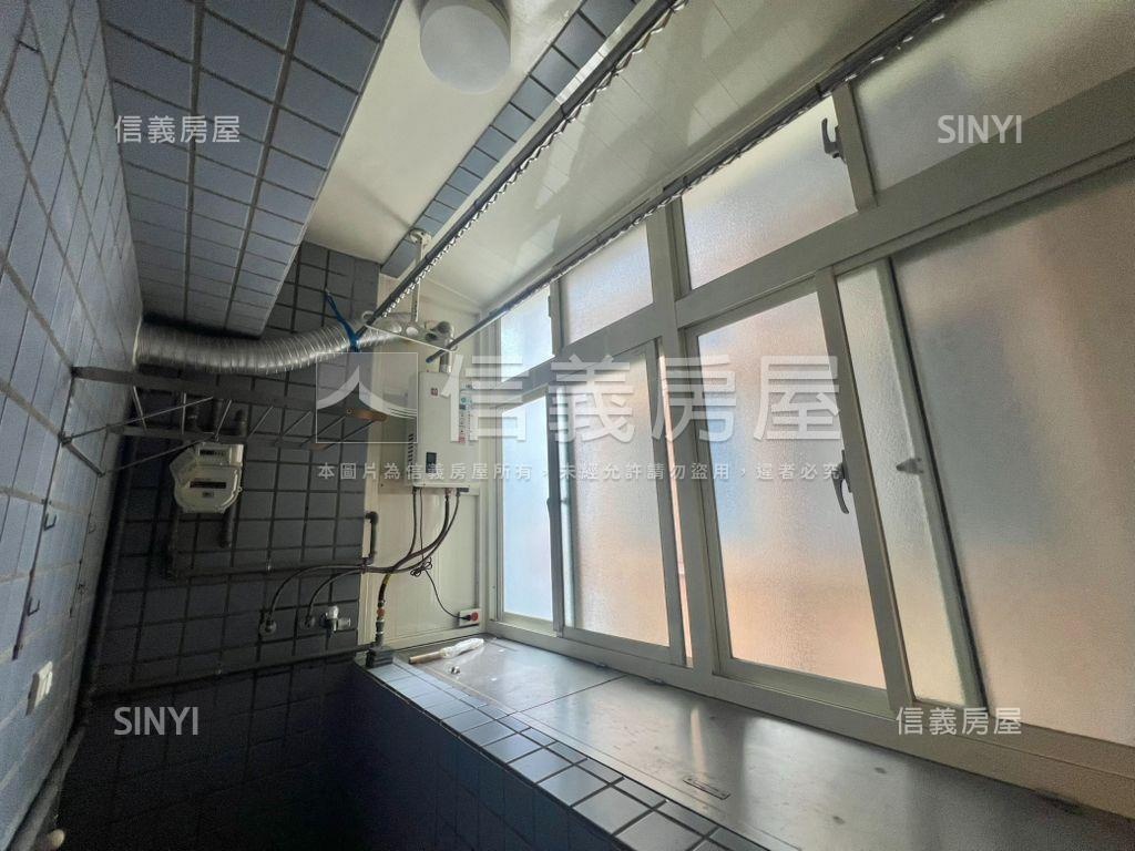 亞東站天藍藍三房車位房屋室內格局與周邊環境