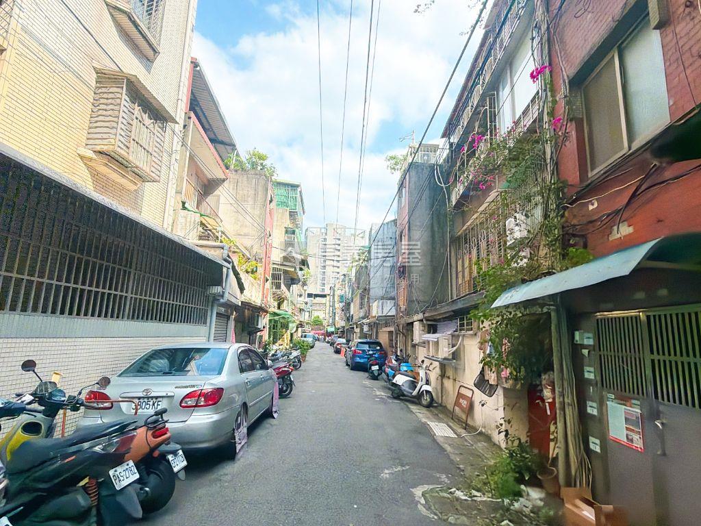 江子翠捷運３００公尺２房房屋室內格局與周邊環境