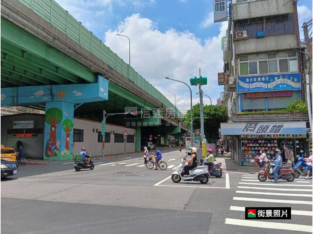 專任環狀線Ｙ２４旁透店房屋室內格局與周邊環境