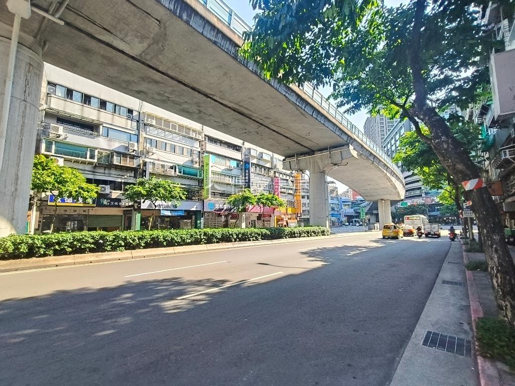 成功路四段金店面房屋室內格局與周邊環境
