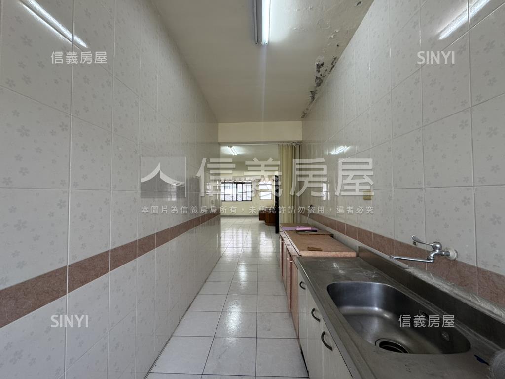 超大空間高雄高工採光公寓房屋室內格局與周邊環境