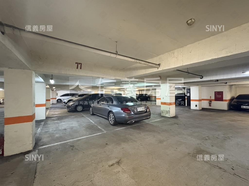 伯爵雙星坡平車位房屋室內格局與周邊環境