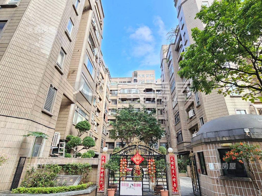 伯爵雙星坡平車位房屋室內格局與周邊環境