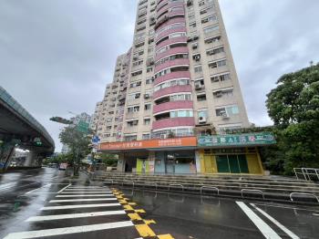 近大湖公園捷運站面寬金店