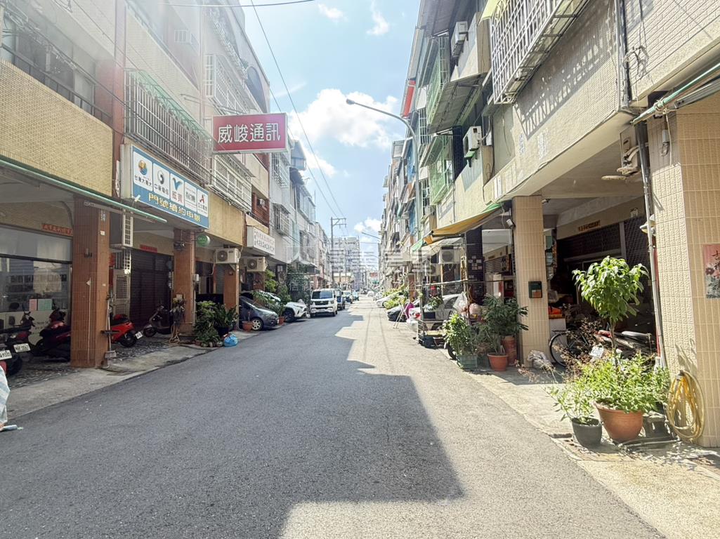 鳳西國小精緻裝潢三房平車房屋室內格局與周邊環境