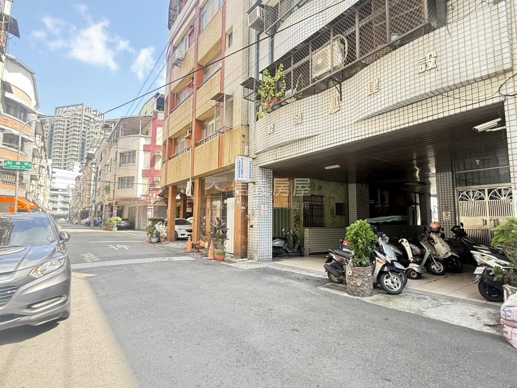 鳳西國小精緻裝潢三房平車房屋室內格局與周邊環境