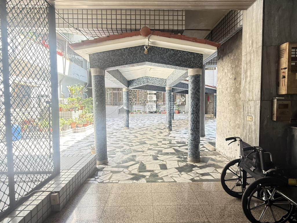 鳳西國小精緻裝潢三房平車房屋室內格局與周邊環境