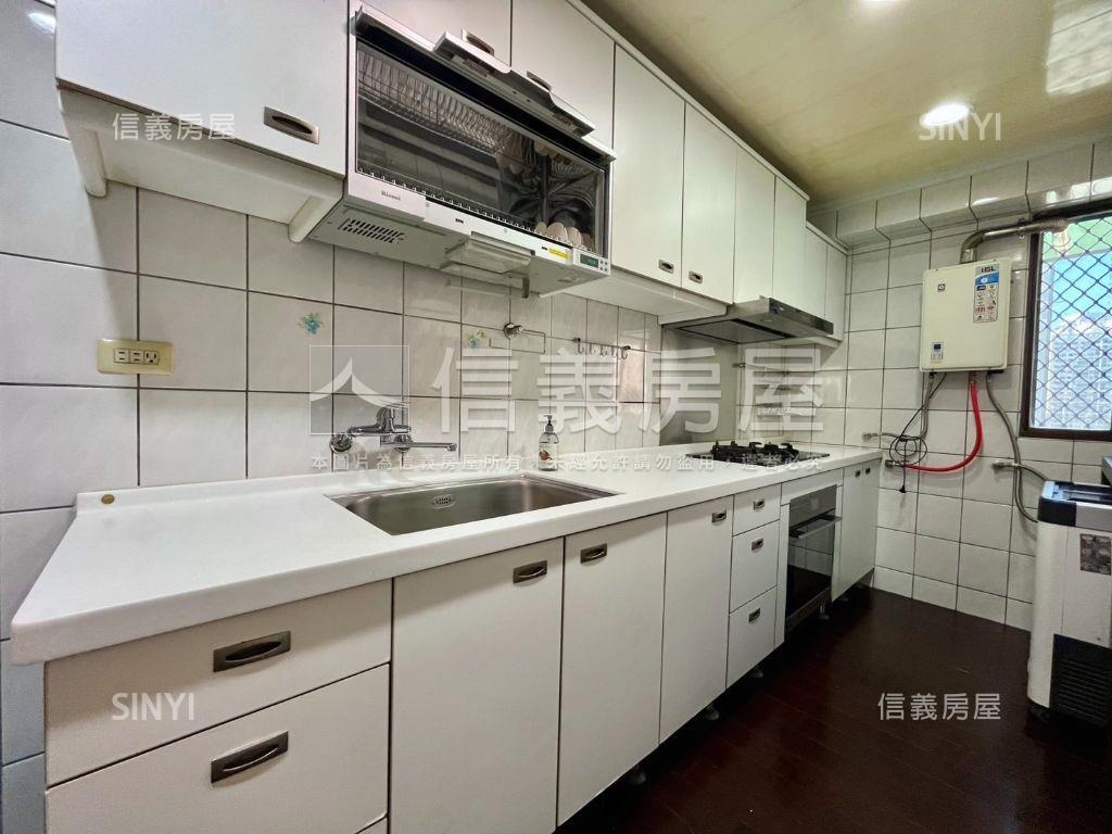 近成大朝南次頂大三房平車房屋室內格局與周邊環境
