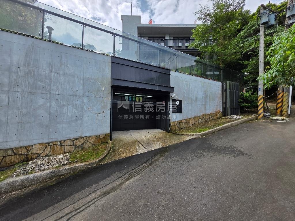 淡水美景綠蔭扶疏庭院車位房屋室內格局與周邊環境