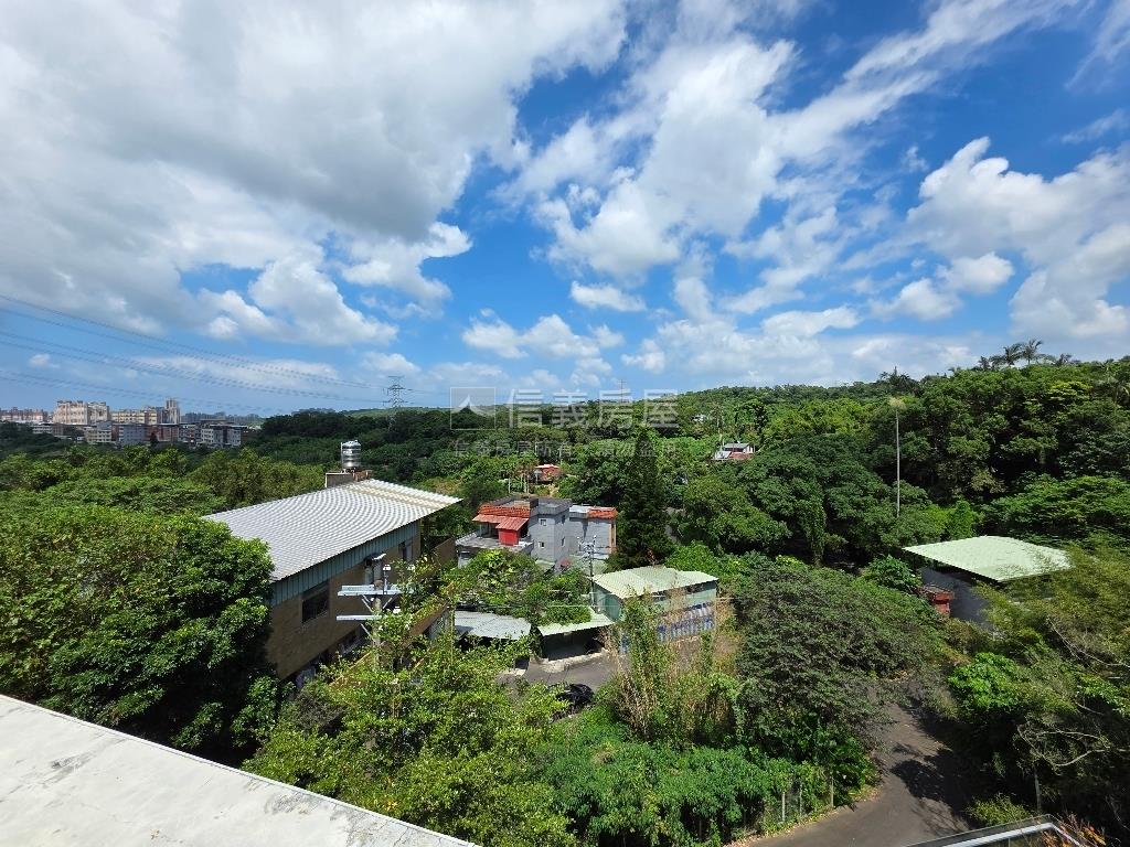 淡水美景綠蔭扶疏庭院車位房屋室內格局與周邊環境