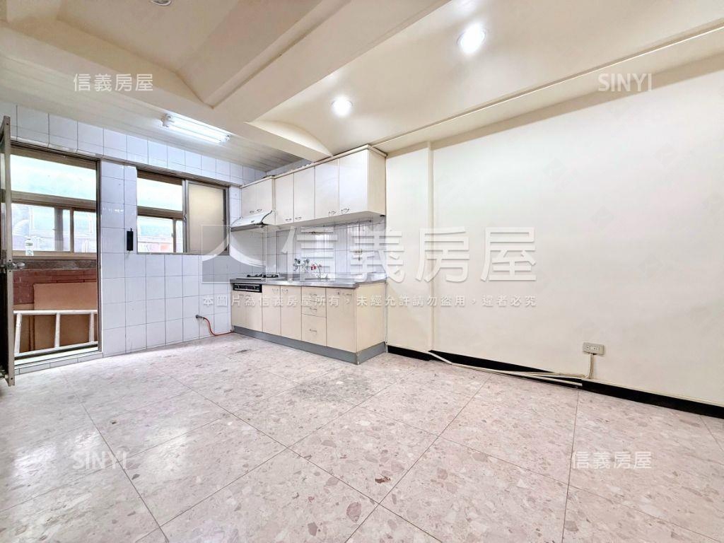 盛都伯爵透天稀有出售房屋室內格局與周邊環境