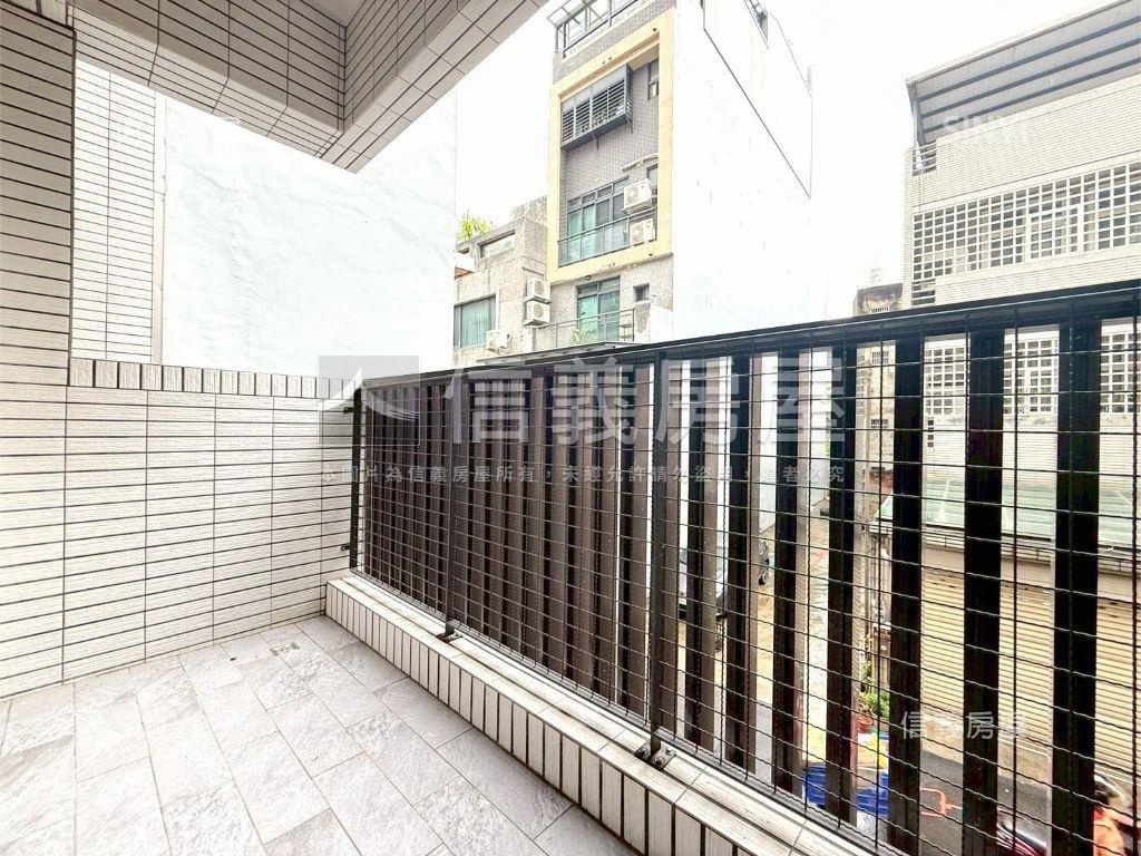 近巨城全新三房平車二樓房屋室內格局與周邊環境