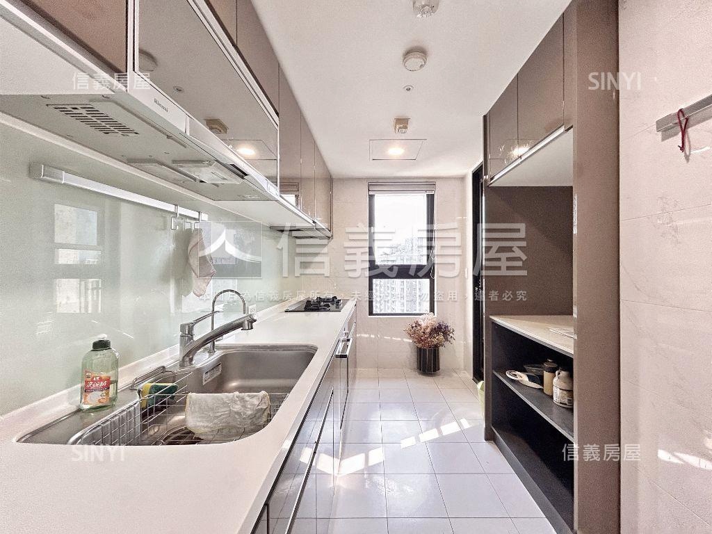 峰盛帝王戶三房車位房屋室內格局與周邊環境