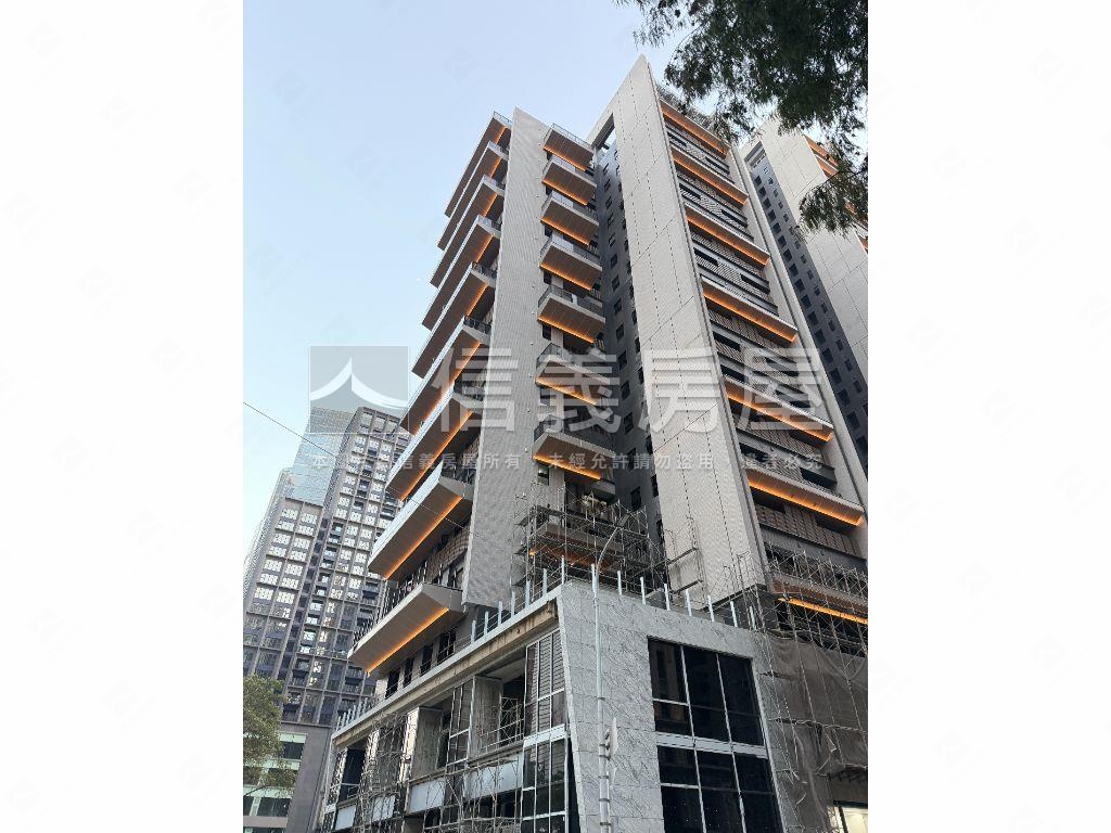 紀汎希１２Ａ１附電動車位房屋室內格局與周邊環境