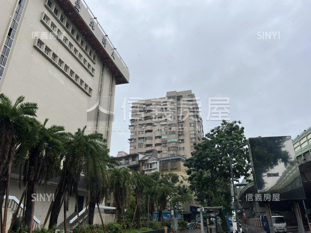 忠孝新生捷運中庭管理三房房屋室內格局與周邊環境