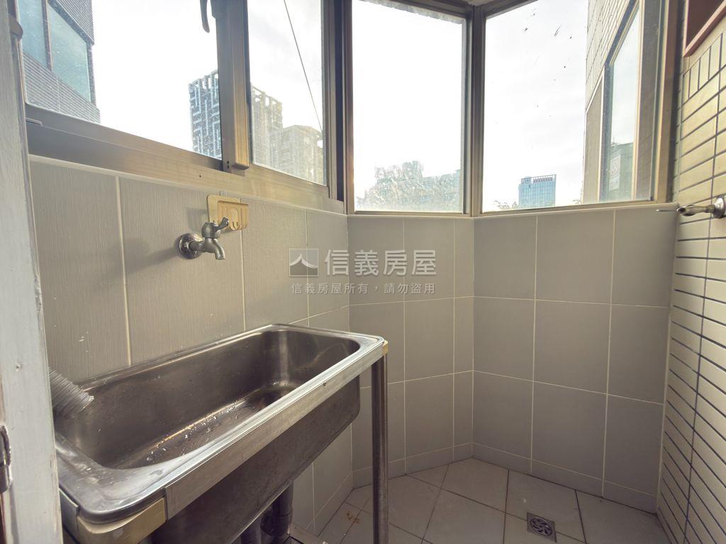 電梯邊間採光２房房屋室內格局與周邊環境