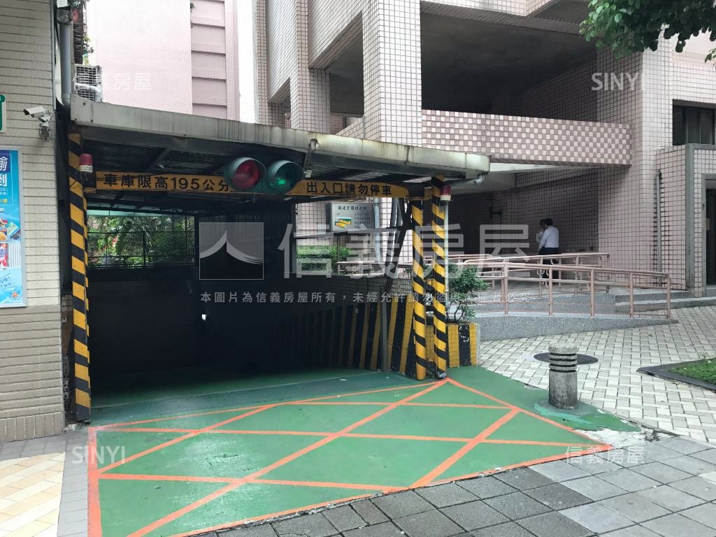 專任／忠孝高樓美景帶車位房屋室內格局與周邊環境
