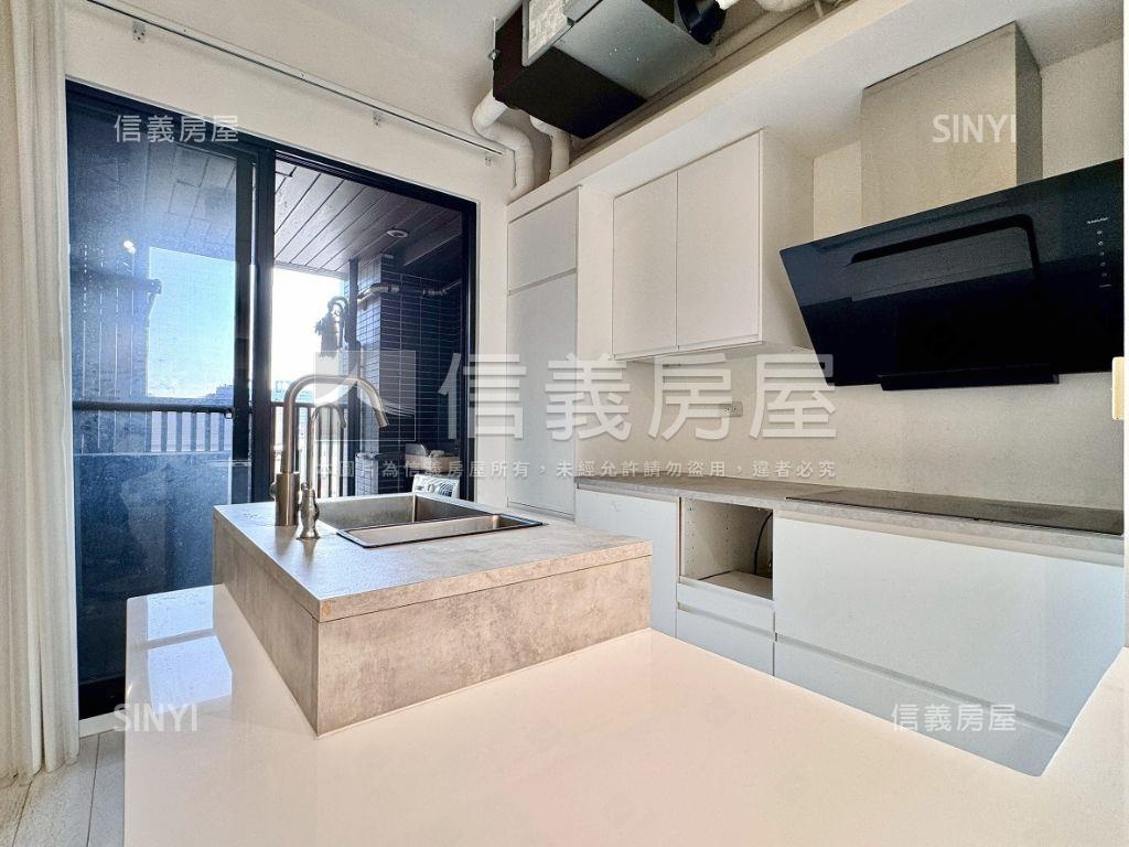 專任潤隆３房雙平車位可看房屋室內格局與周邊環境