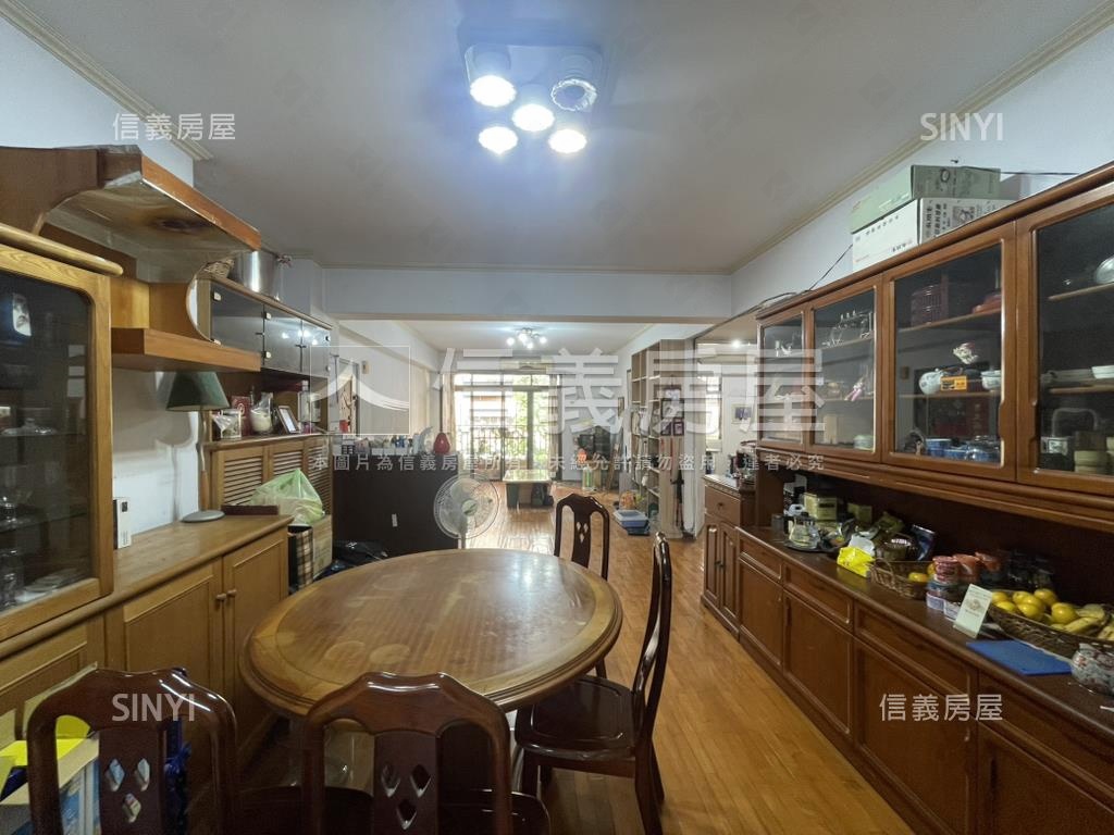 邊間三面採光四房華廈房屋室內格局與周邊環境