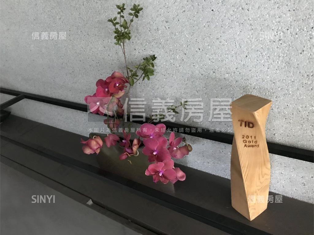 近捷運絕美山景ＴＩＤ金獎房屋室內格局與周邊環境