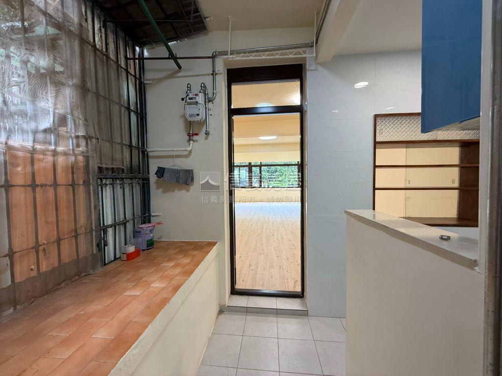 萬坪公園公寓２樓房屋室內格局與周邊環境