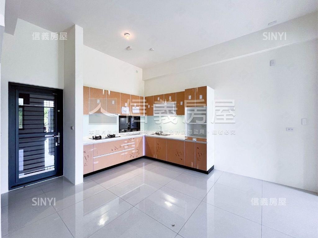 全新別墅前院停車房屋室內格局與周邊環境