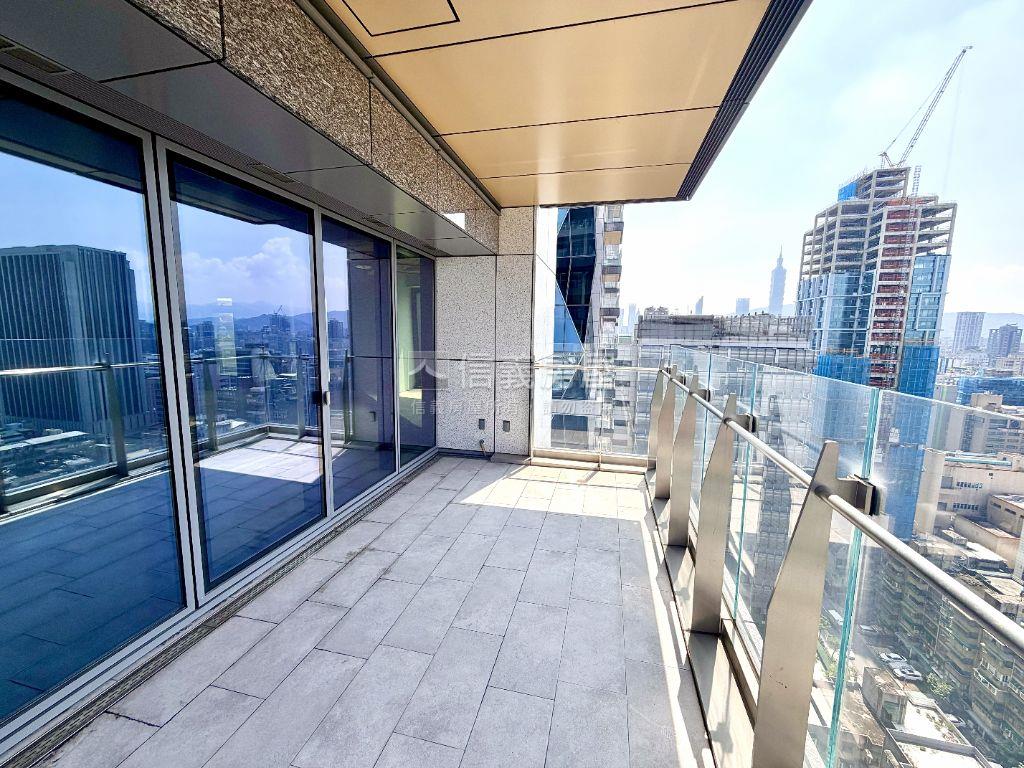 層峰地標‧１７躍上天際線房屋室內格局與周邊環境