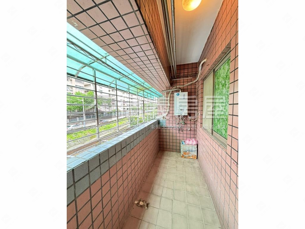 撲滿大露台稀有美屋房屋室內格局與周邊環境
