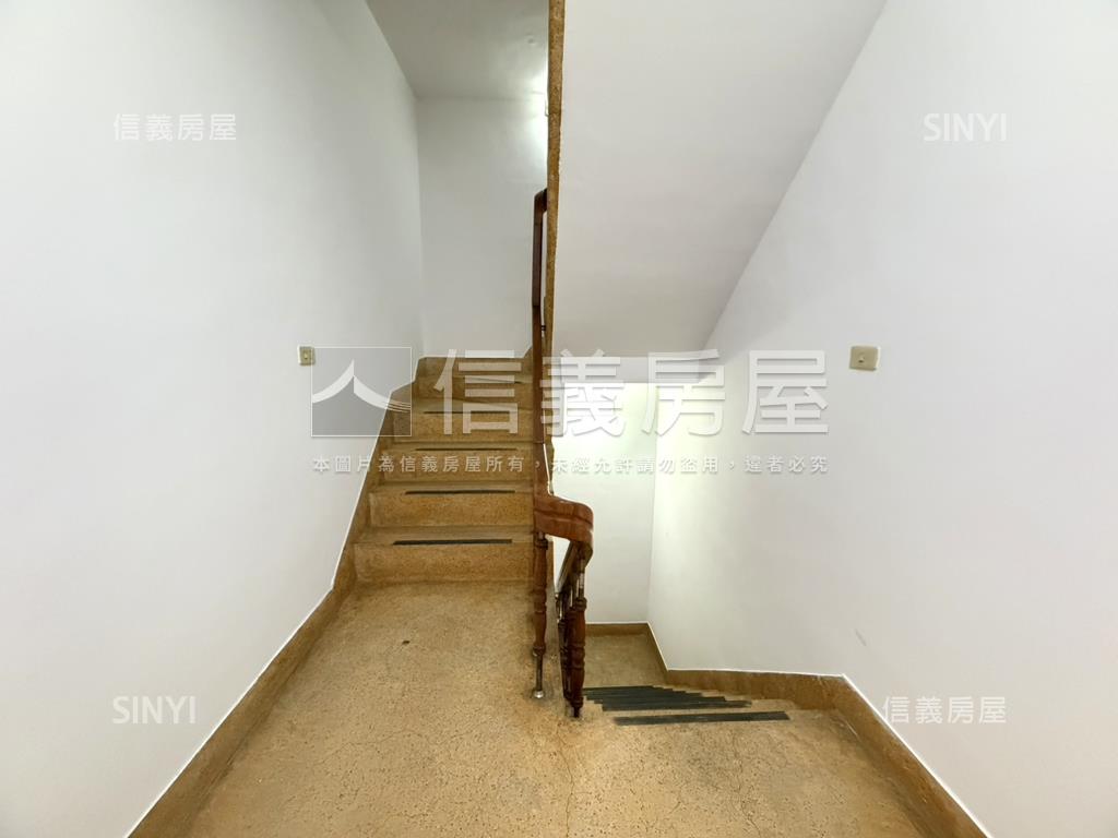 朝南面公園大地坪美透天房屋室內格局與周邊環境