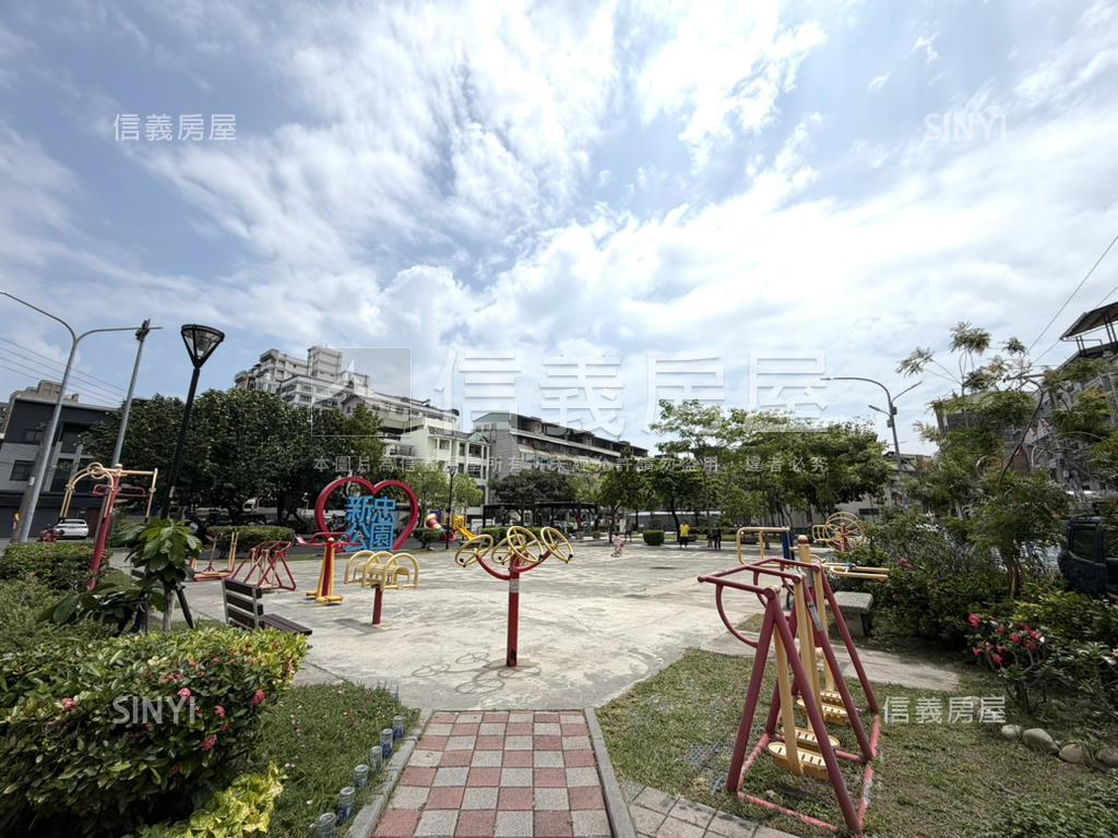 朝南面公園大地坪美透天房屋室內格局與周邊環境