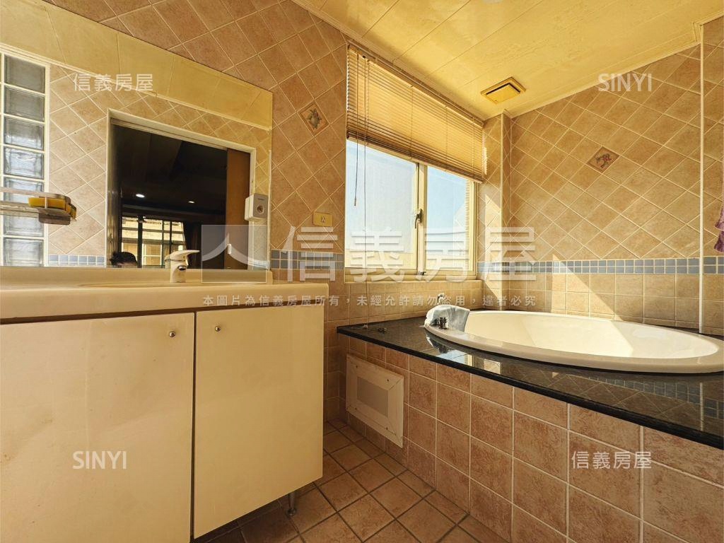 近中科久樘車庫花園別墅房屋室內格局與周邊環境