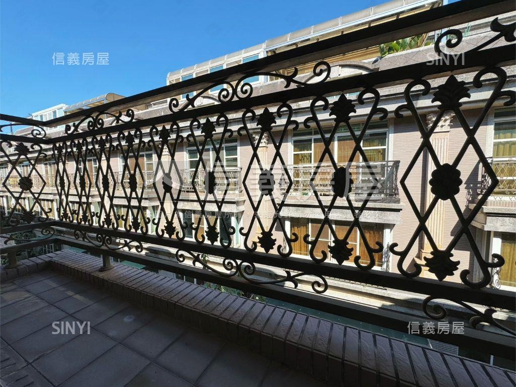 近中科久樘車庫花園別墅房屋室內格局與周邊環境