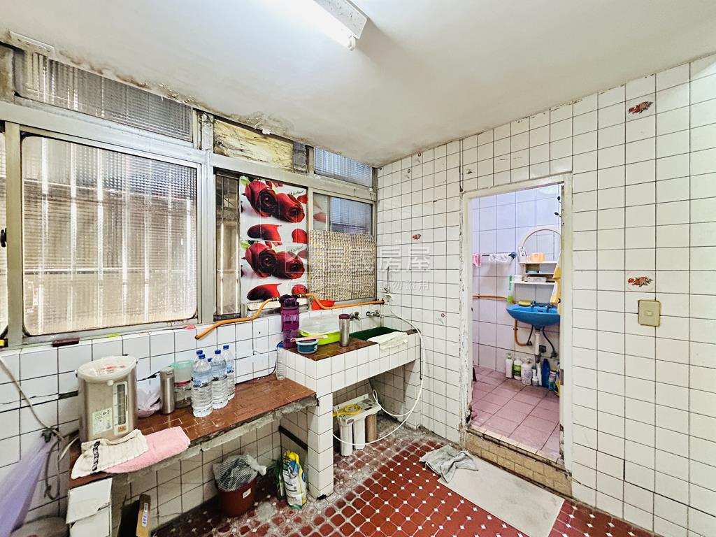 低總價近捷運透天房屋室內格局與周邊環境