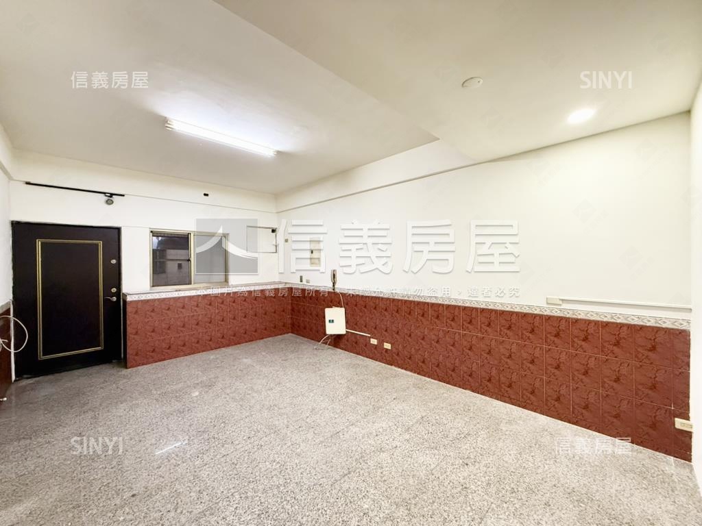 高雄市區近公園車庫透天房屋室內格局與周邊環境