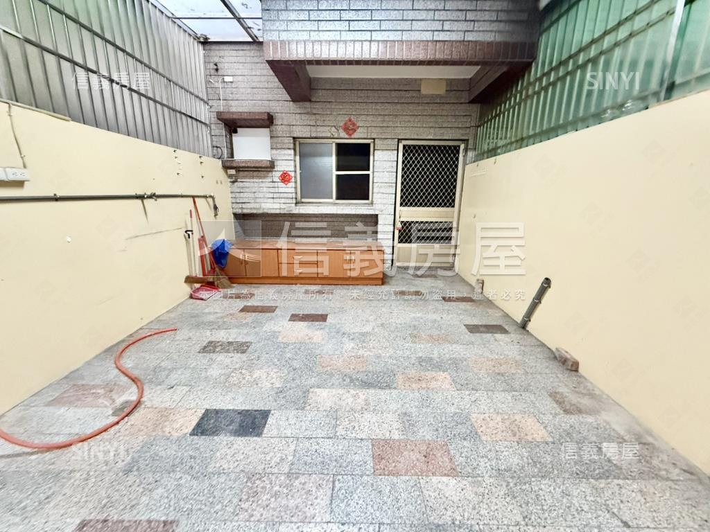 高雄市區近公園車庫透天房屋室內格局與周邊環境
