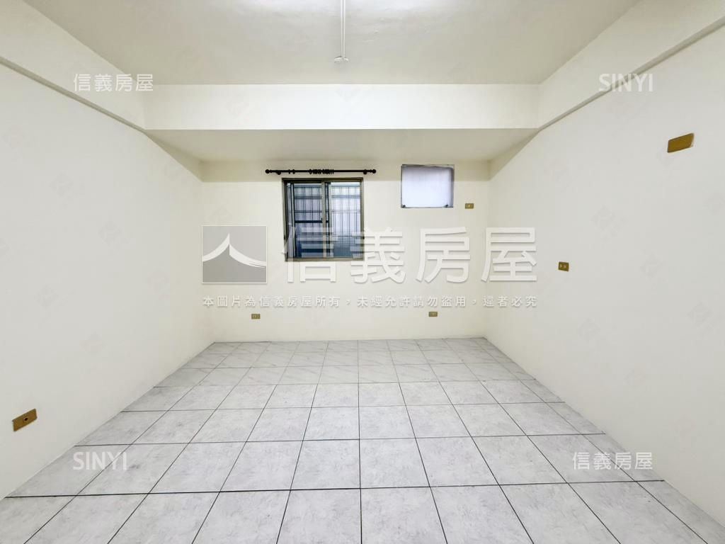 高雄市區近公園車庫透天房屋室內格局與周邊環境